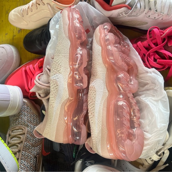 Chic Pink and Cream Knit Sneakers Nike Vapormax Flyknit New - Picture 7 of 7